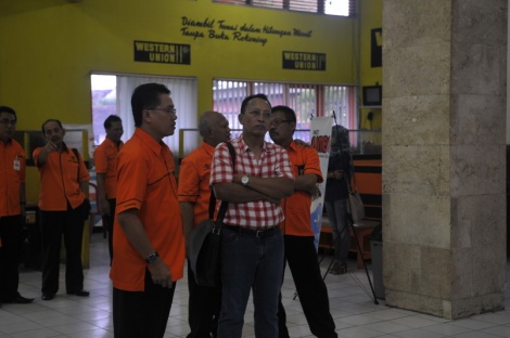 Dirutpos beserta rombongan mengunjungi Kantor Pos Madiun (madiun, 5 Januari 2013)