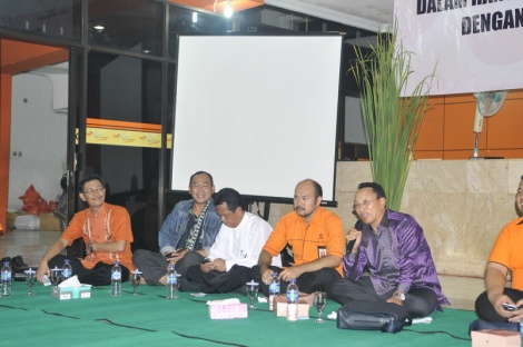 Lesehan sambung rasa Dirutpos dengan karyawan KP Solo Raya (solo, 3 Januari 2013)