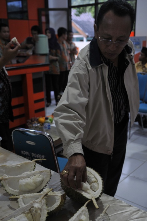 Dirutpos Menikmati durian (Boyolali, 4 Januari 2013)