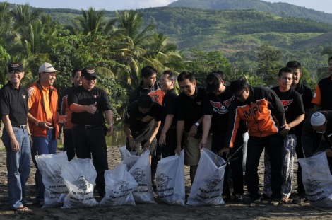 seluruh anggota IMPI beserta Direksi bersama-sama membersihkan sampah di pantai Pelabuhan Ratu 